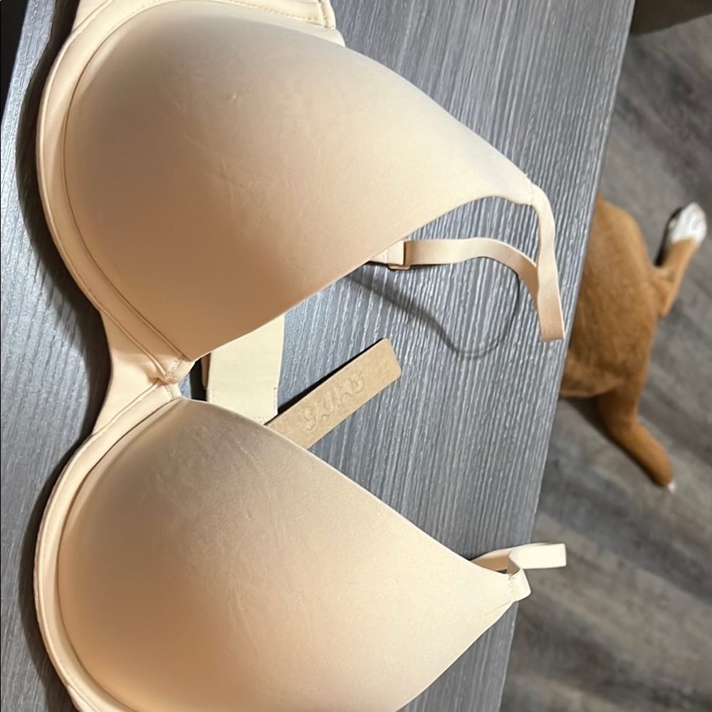 SKIMS Cream T-Shirt Bra with Seamless Molded Cups